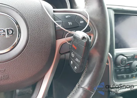 2018 Jeep Grand Cherokee Overland z USA, uszkodzony, nr VIN 1C4RJFCG7JC157816